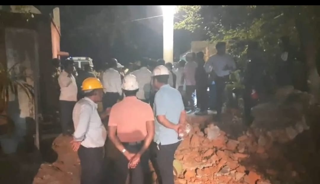 घटना स्थल पर बचाव दल