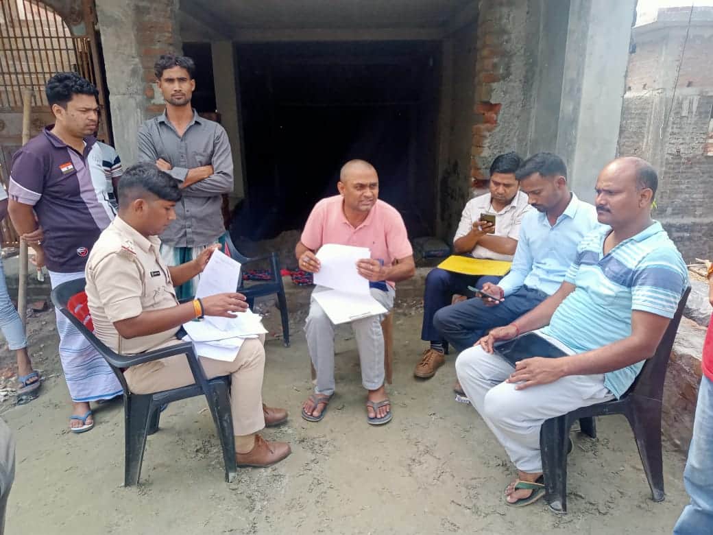 घटना स्थल पर जुट लोगों की भीड़