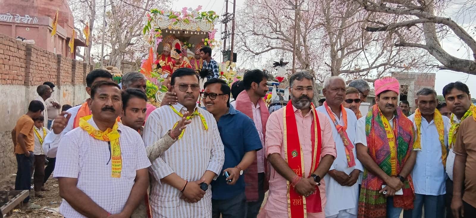 हनुमान जन्मोत्सव शोभा यात्रा में शामिल अतिथि गण एवं ग्रामीण