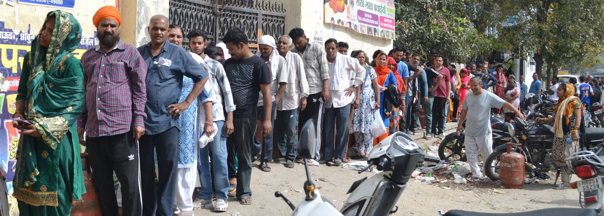 हांसी रोड की भगवाड़िया गैस एजेंसी के गोदाम के बाहर तेज धूप में गैस सिलिंडर लेने के लिए लगी उपभो