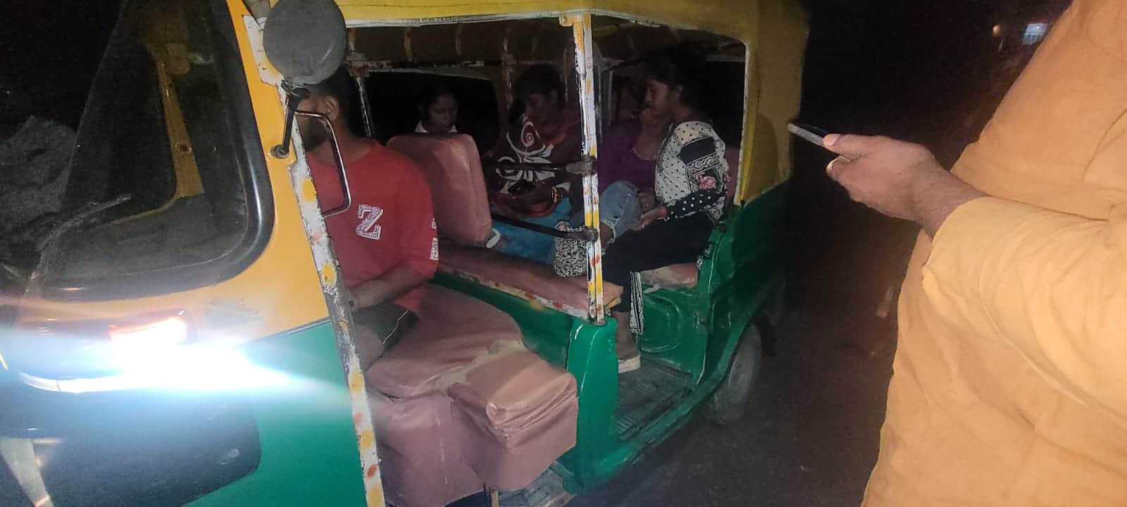 ई-रिक्शा पलटने से घायल किशोरियों को ऑटो से  मेडिकल कॉलेज भेजा गया। संवाद