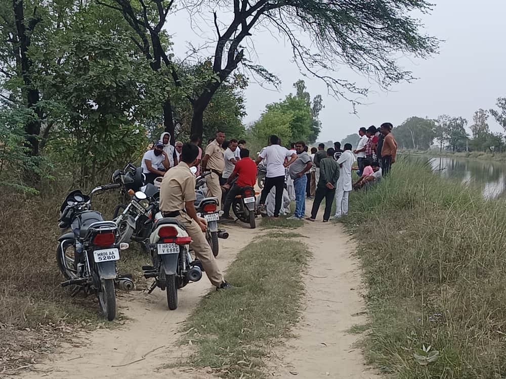 इंद्री भम्बरेहडी गांव के 19 वर्षीय मोक्ष के शव को नहर किनारे तलाश करते ग्रामीण। संवाद