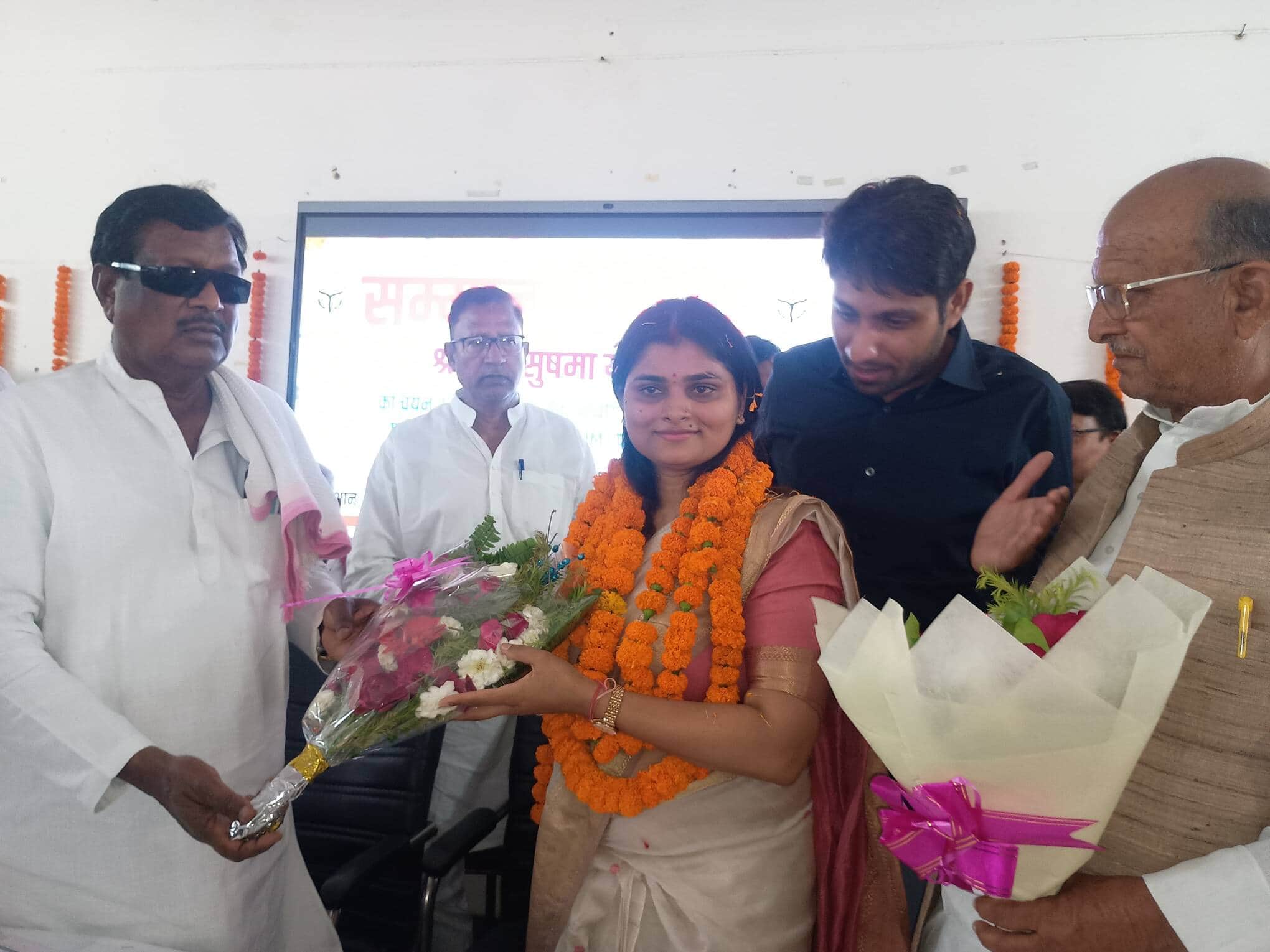 इंदारा गांव में यूपीपीसीएस में 13वीं रैक हासिल करने वाली सुषमा यादव के घर पहुंचने पर बुके देकर 