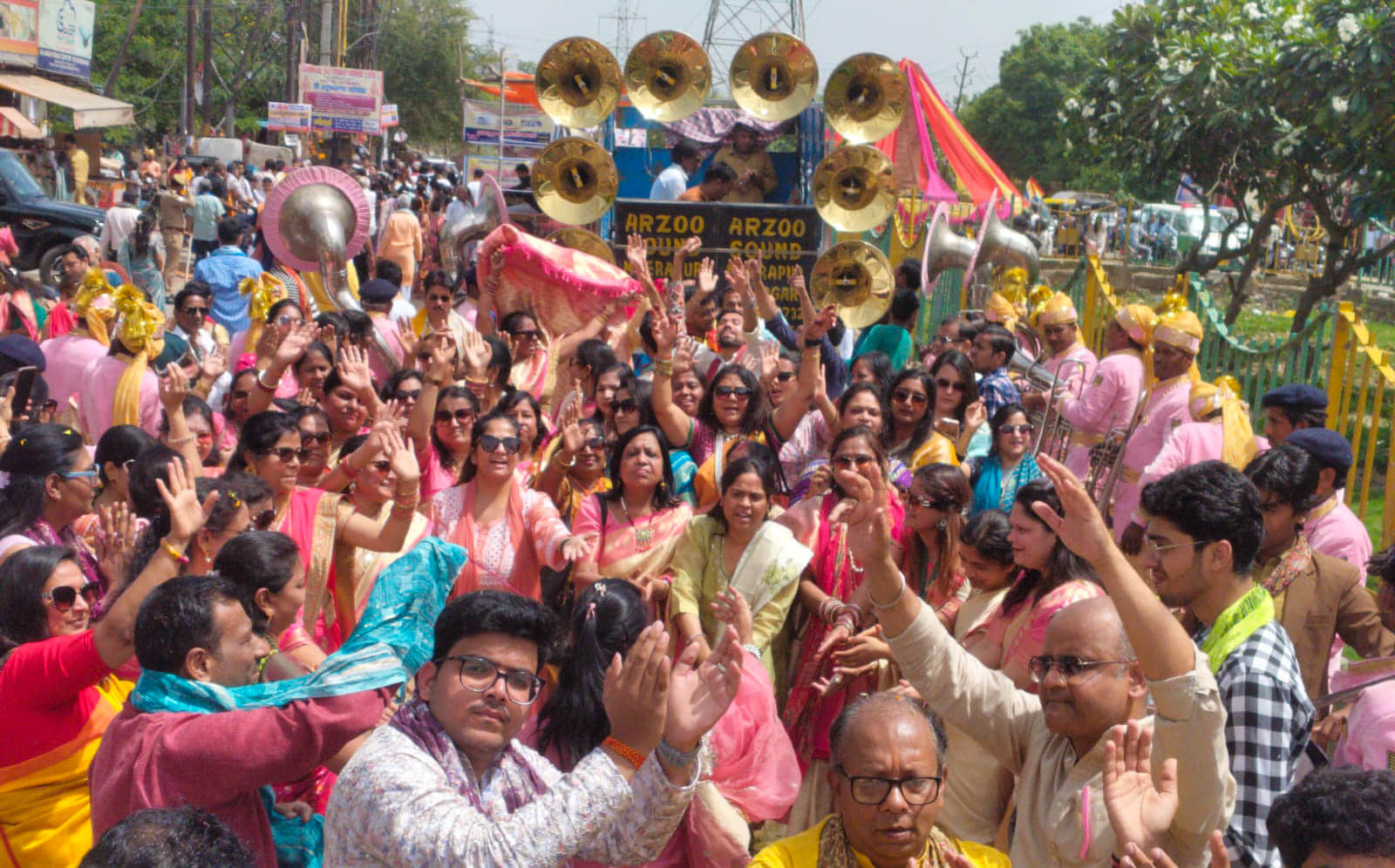 इंदिरापुरम में महावीर जयंती पर निकलती यात्रा में झूमते श्रद्धालु। संवाद