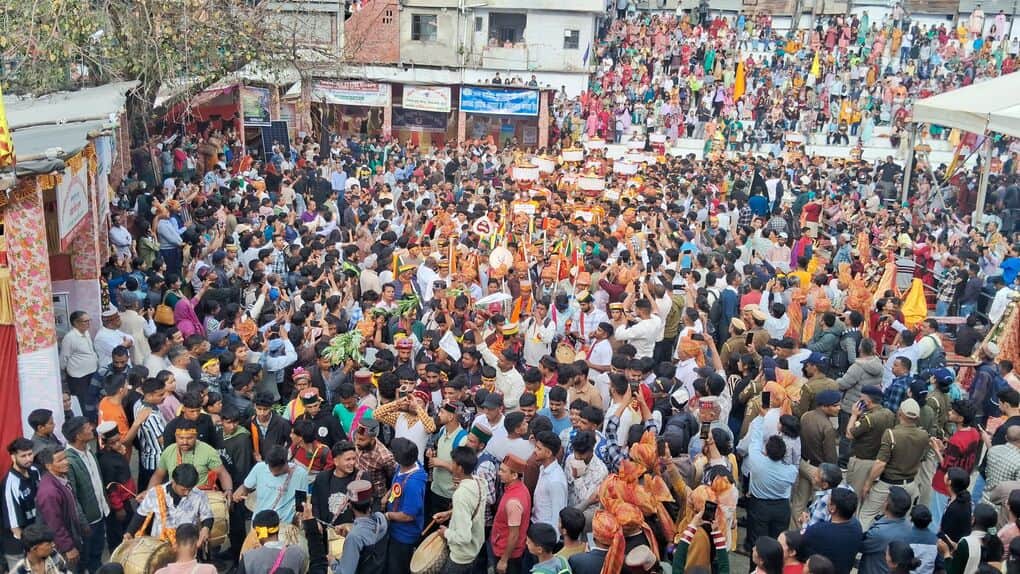 जोगिंद्रनगर मेले की जलेब में शामिल देवी- देवता व लोग। स्त्रोत- जागरूक पाठक