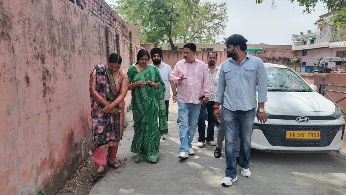 जगाधरी निगम कार्यालय का निरीक्षण करतीं मेयर सुमन बहमनी। प्रवक्ता