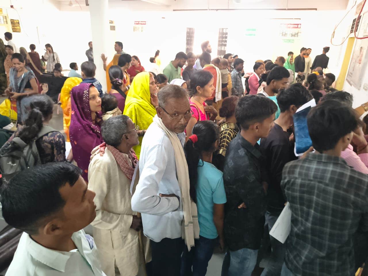 जिला अस्पताल के ओपीडी में लगी मरीजों की भीड़ 