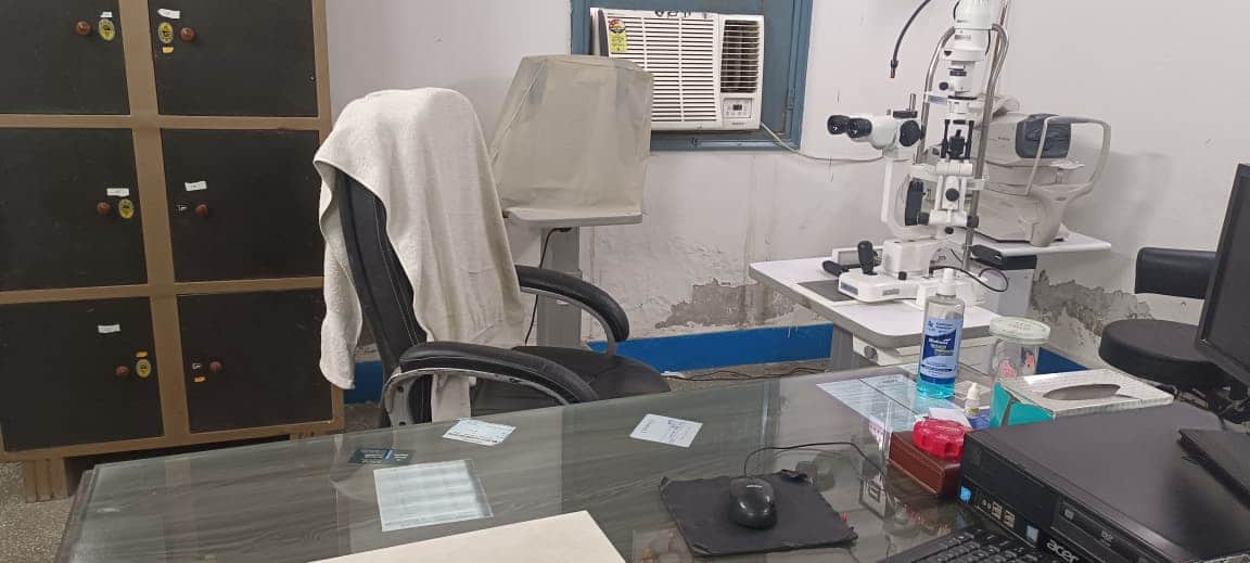 जिला नागरिक अस्पताल में खाली पड़ी नेत्र विशेषज्ञ की कुर्सी। 