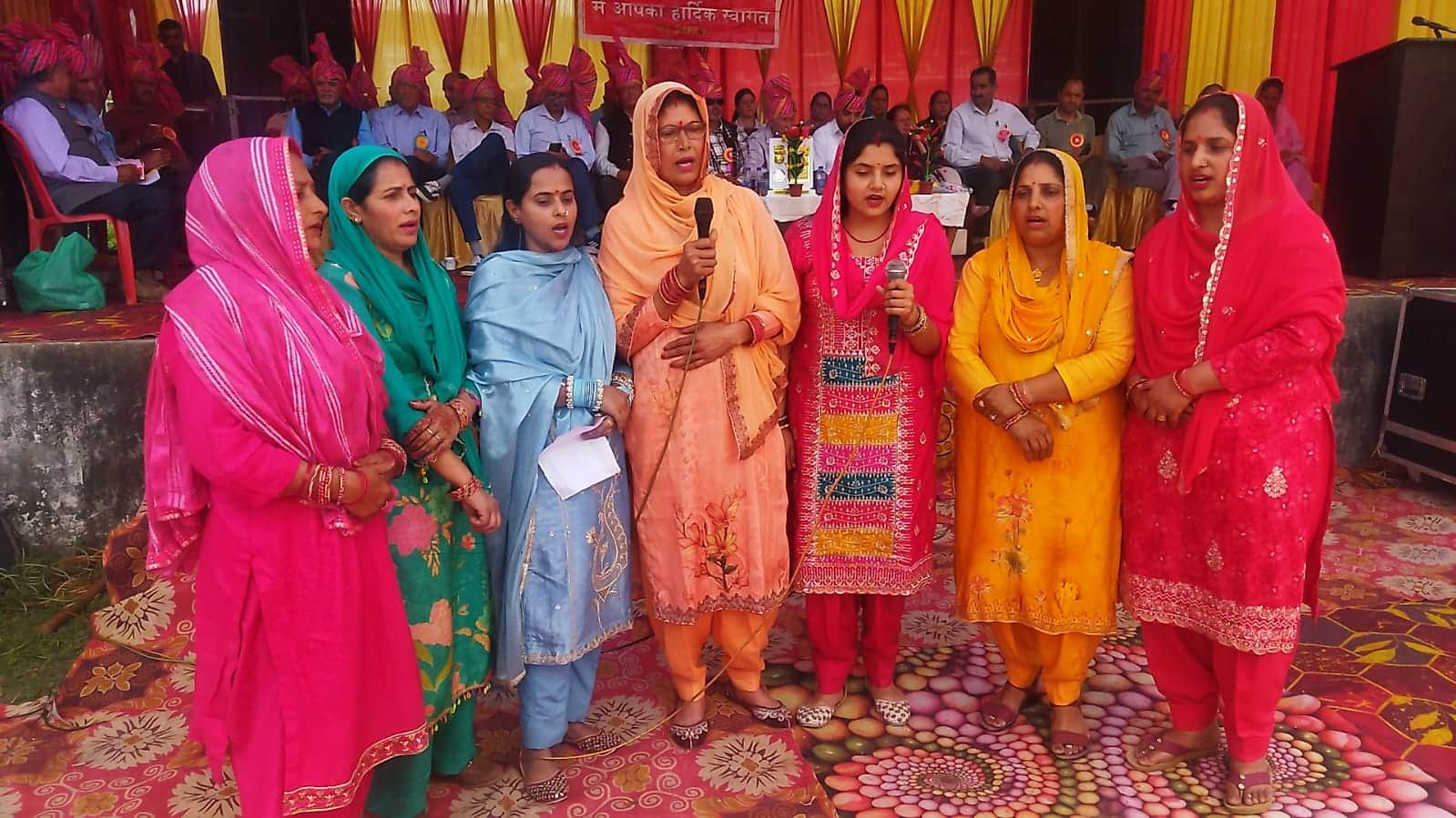 जिला स्तरीय नलवाड़ मेला सुन्हाणी में कार्यक्रम पेश करती महिलाएं। संवाद