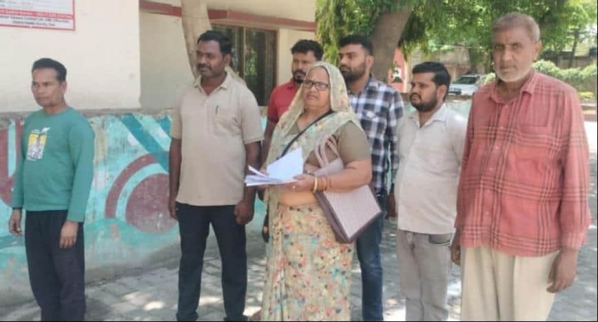 जिलाधिकारी से शिकायत कर वापस लौटते ग्रामीण। संवाद