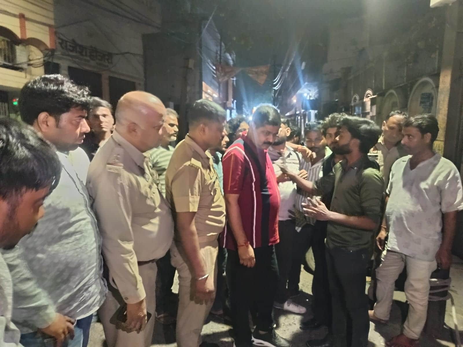 जलेसर रोड पर हंगामा के दौरान गौरक्षकों को समझाते थाना उत्तर प्रभारी। संवाद