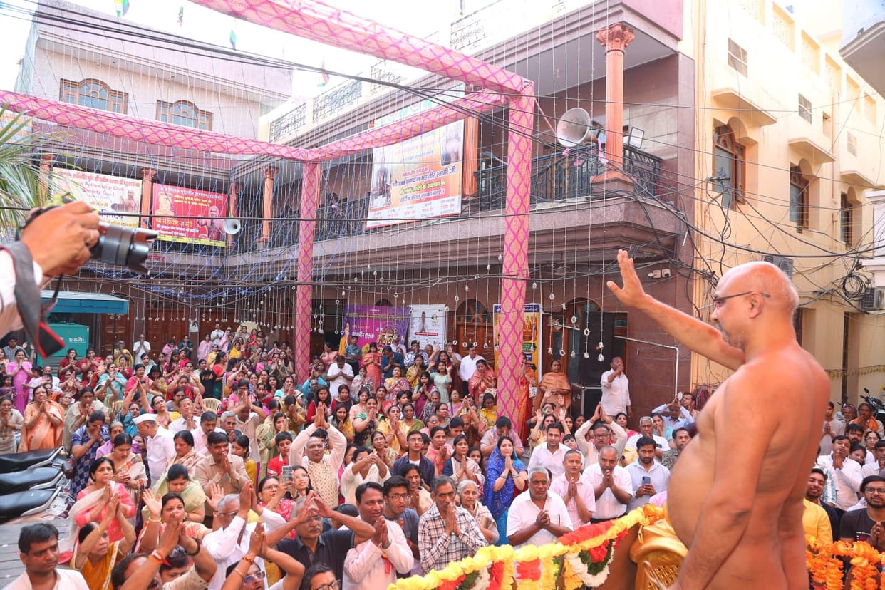 Lord Mahavir's procession took place on a golden chariot, people danced to the music of the band.