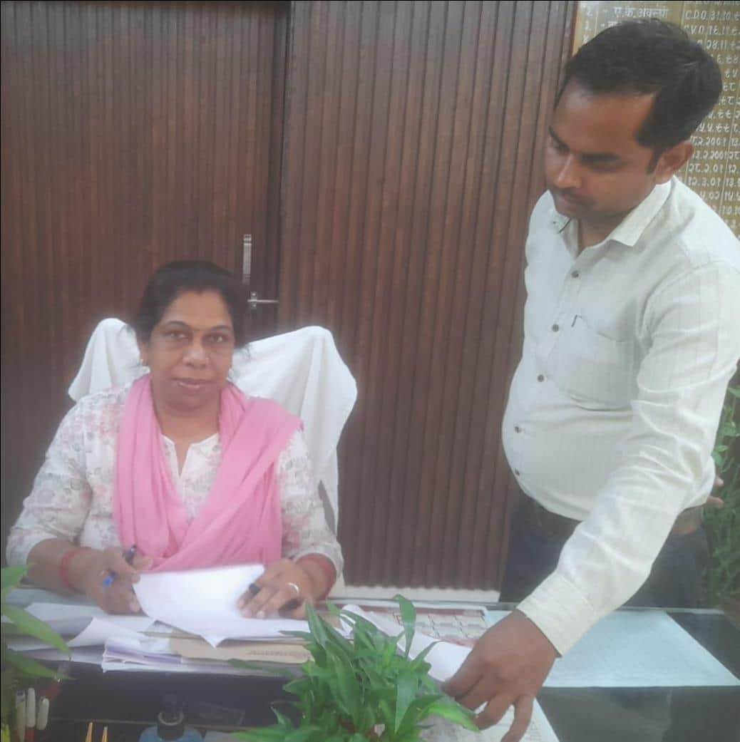 जौनपुर। वित्तीय वर्ष के अंतिम दिन विकास भवन में काम निपटातीं जिला विकास अधिकारी मीनाक्षी देवी।