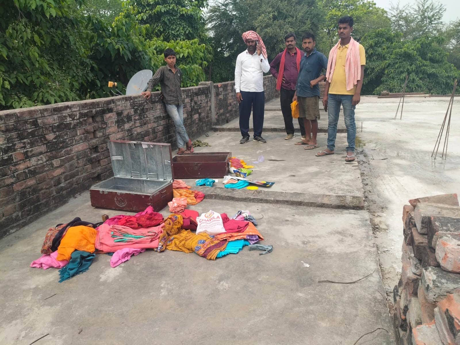 जयप्रकाश नगर के चाचा टोला में चोरी के बाद चोरों द्वारा फेंका गया छत पर टूटा बाक्स तथा बिखरे पड़