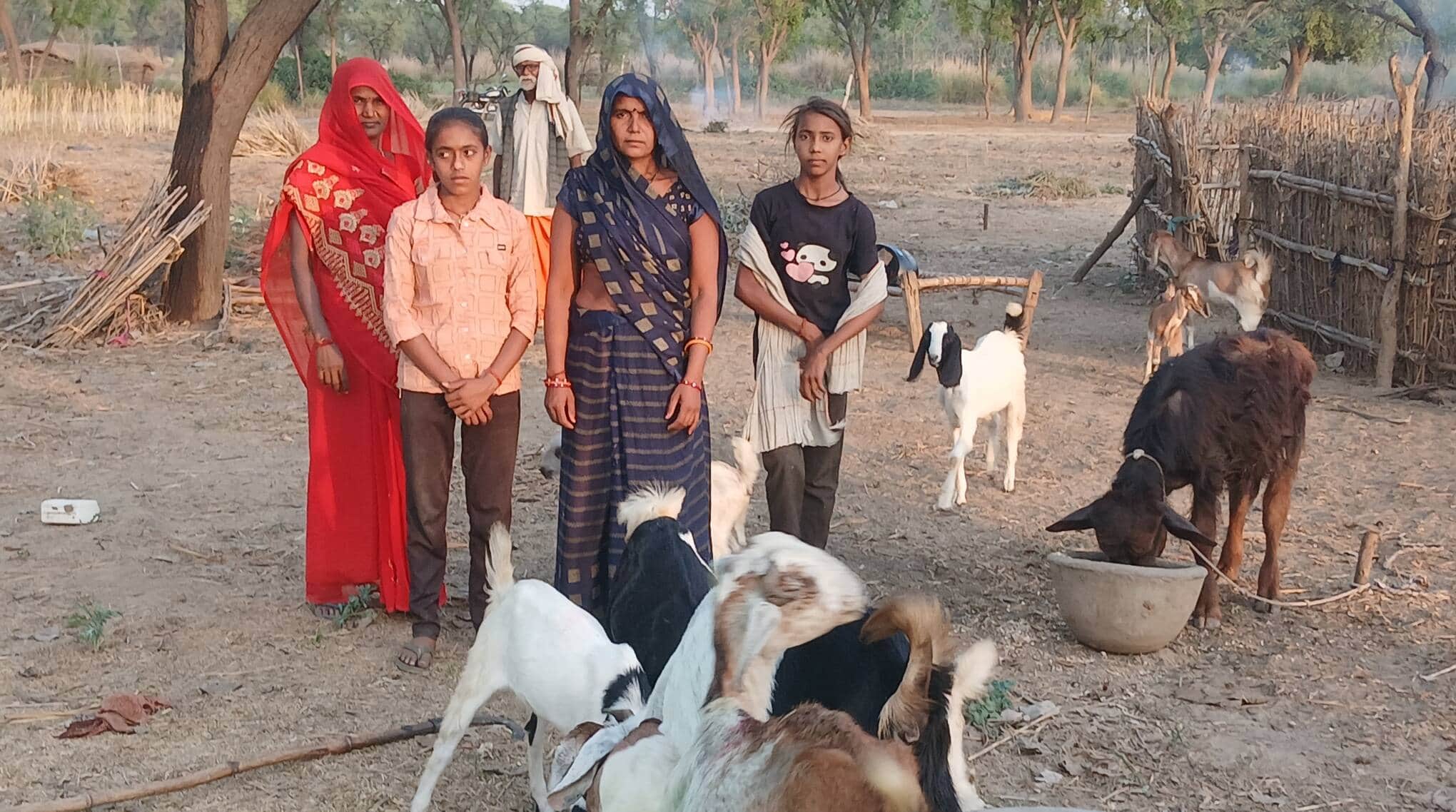 कोइरौना के मवैयाथान सिंह में बकरी चोरी होने के बाद जुटे लोग। संवाद