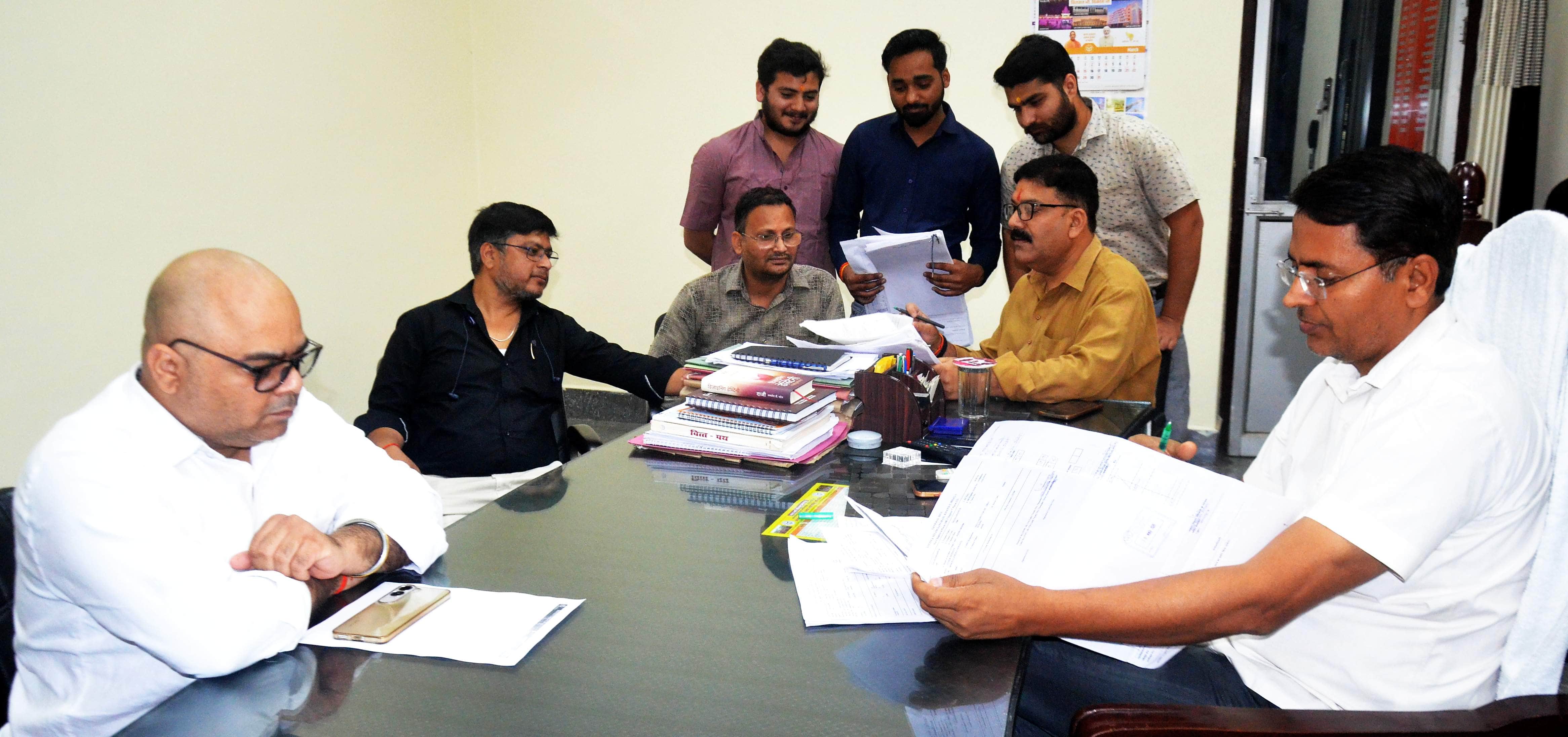 कलक्ट्रेट स्थित जिला कोषागार कार्यालय में कार्य करते अधिकारी और कर्मचारी। संवाद