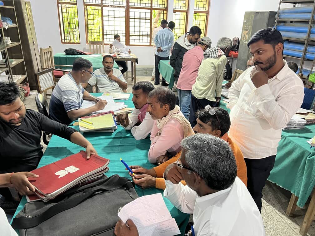 कलेक्ट्रेट स्थित सहायक चकबंदी अधिकारी कार्यालय पर मार्च के अंतिम दिन कार्य करते कर्मचारी।संवा