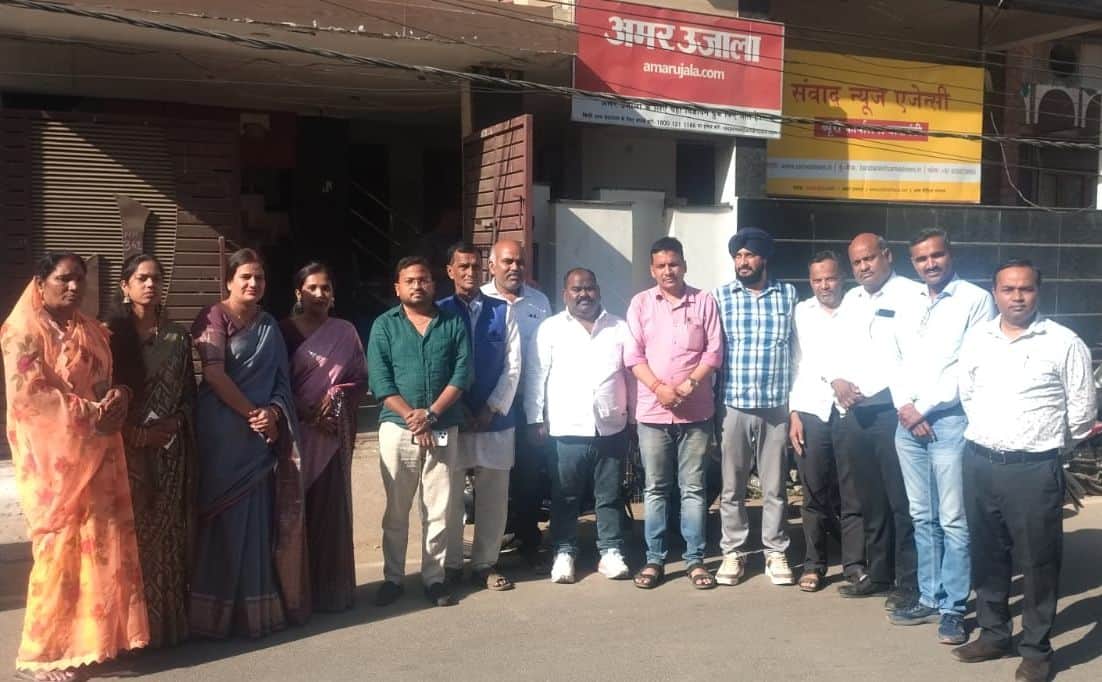 कंपनीबाग स्थित अमर उजाला कार्यालय में आयोजित संवाद कार्यक्रम में शामिल होने आए लोग