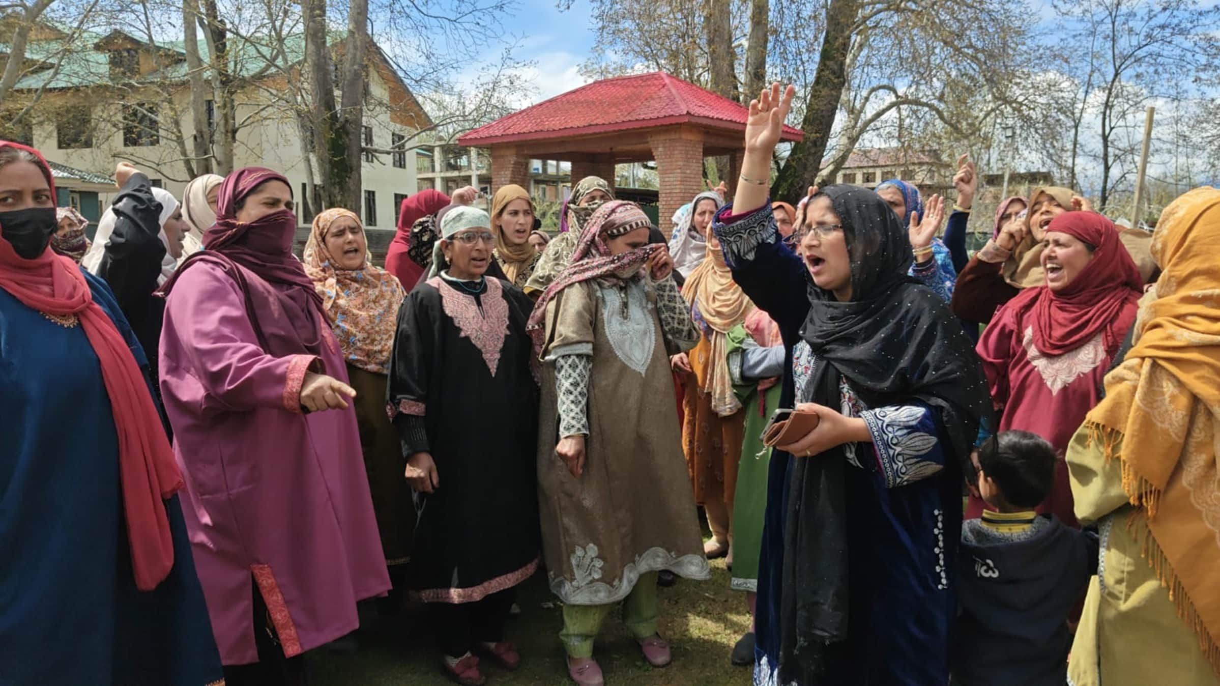 कुपवाड़ा के हंदवाड़ा में रसोइयों का प्रदर्शन। संवाद