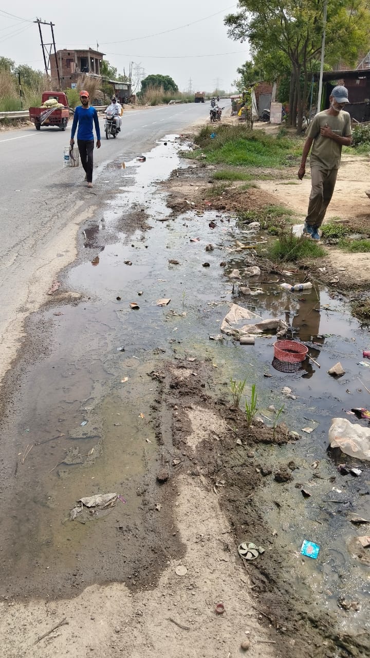 Traffic disrupted due to waterlogging on the road, causing inconvenience to pedestrians