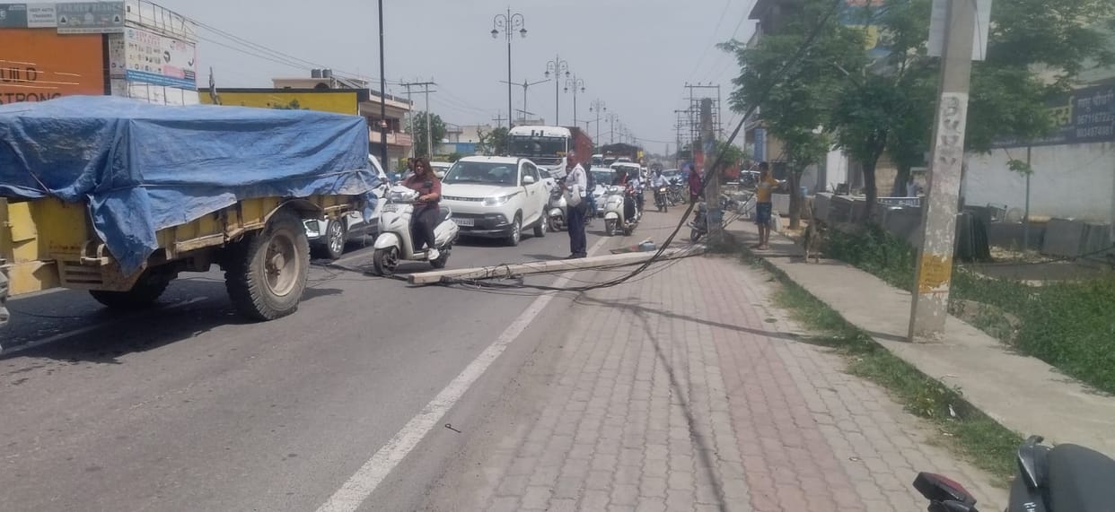 Two electric poles suddenly fell on VIP Road amidst traffic, electricity kept flowing.
