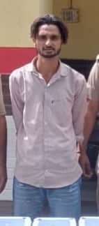 कैराना पुलिस द्वारा 10 पिस्टल और पांच तमंचे के साथ पकड़ा गया शोएब-पुलिस