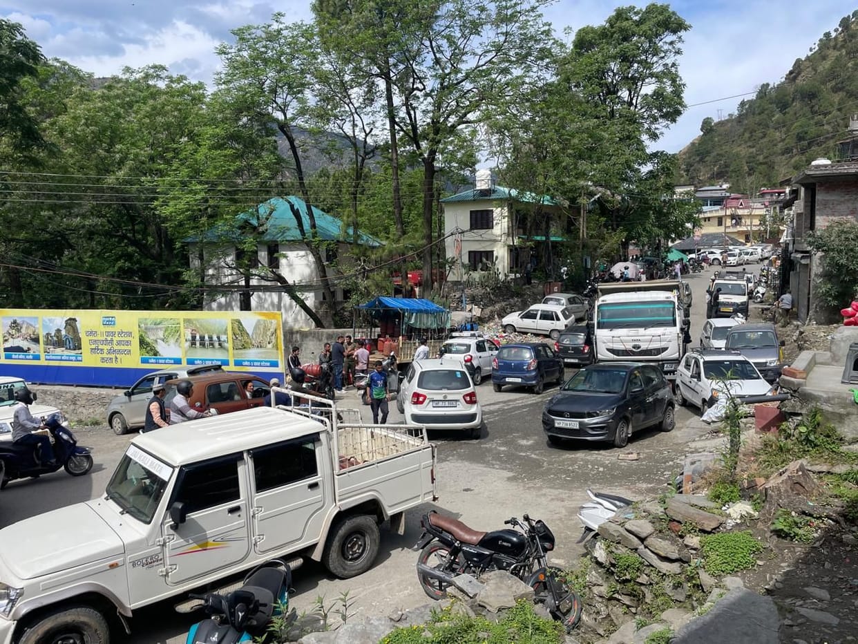 Traffic jams due to vehicles being parked diagonally for cylinders