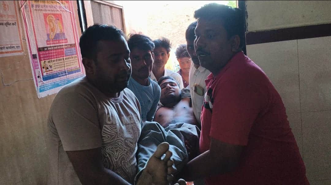 कस्बा जैथरा में घायल हुए विद्युत कर्मी को उपचार के लिए ले जाते लोग। संवाद