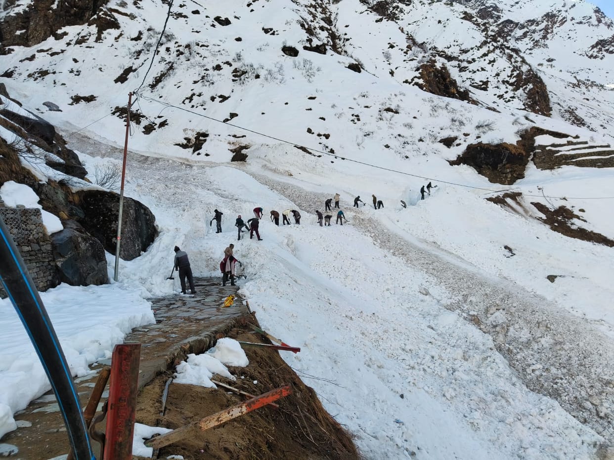 Snow is being removed from Lincholi to Kedarnath.