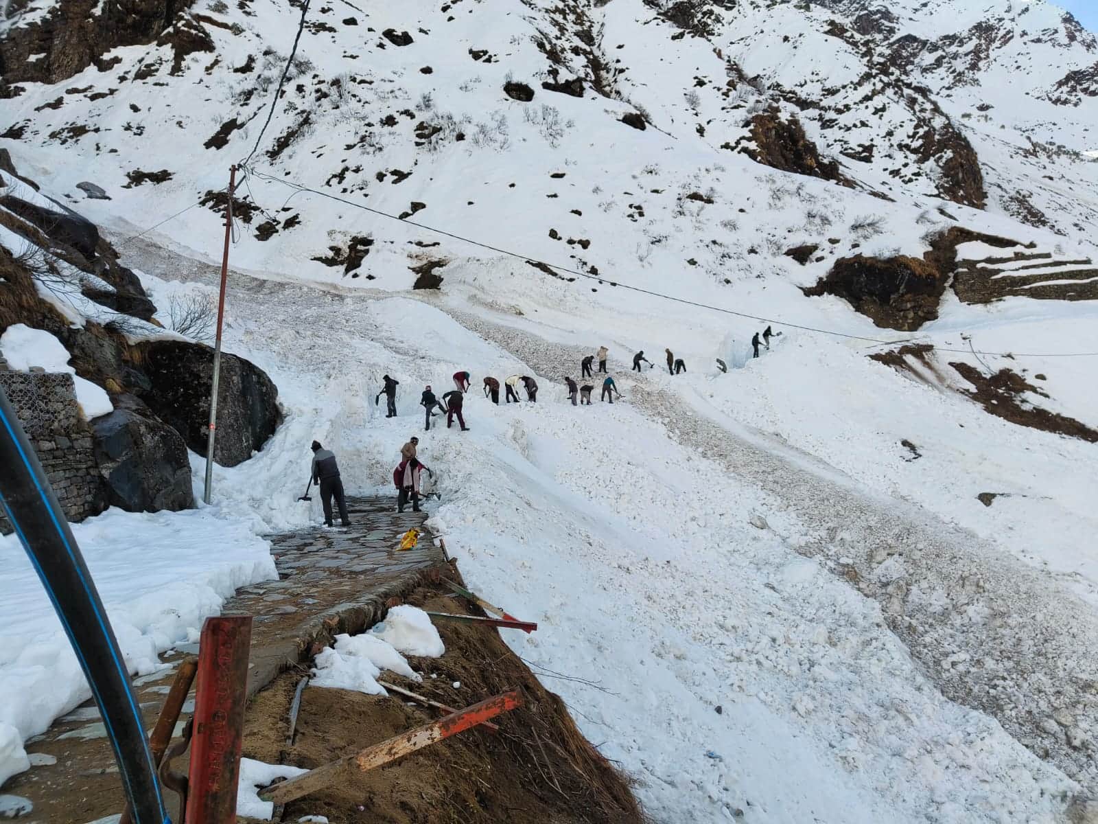 केदाननाथ यात्रा के पैदल मार्ग से बर्फ हटाते मजदूर। स्रोत विभाग।