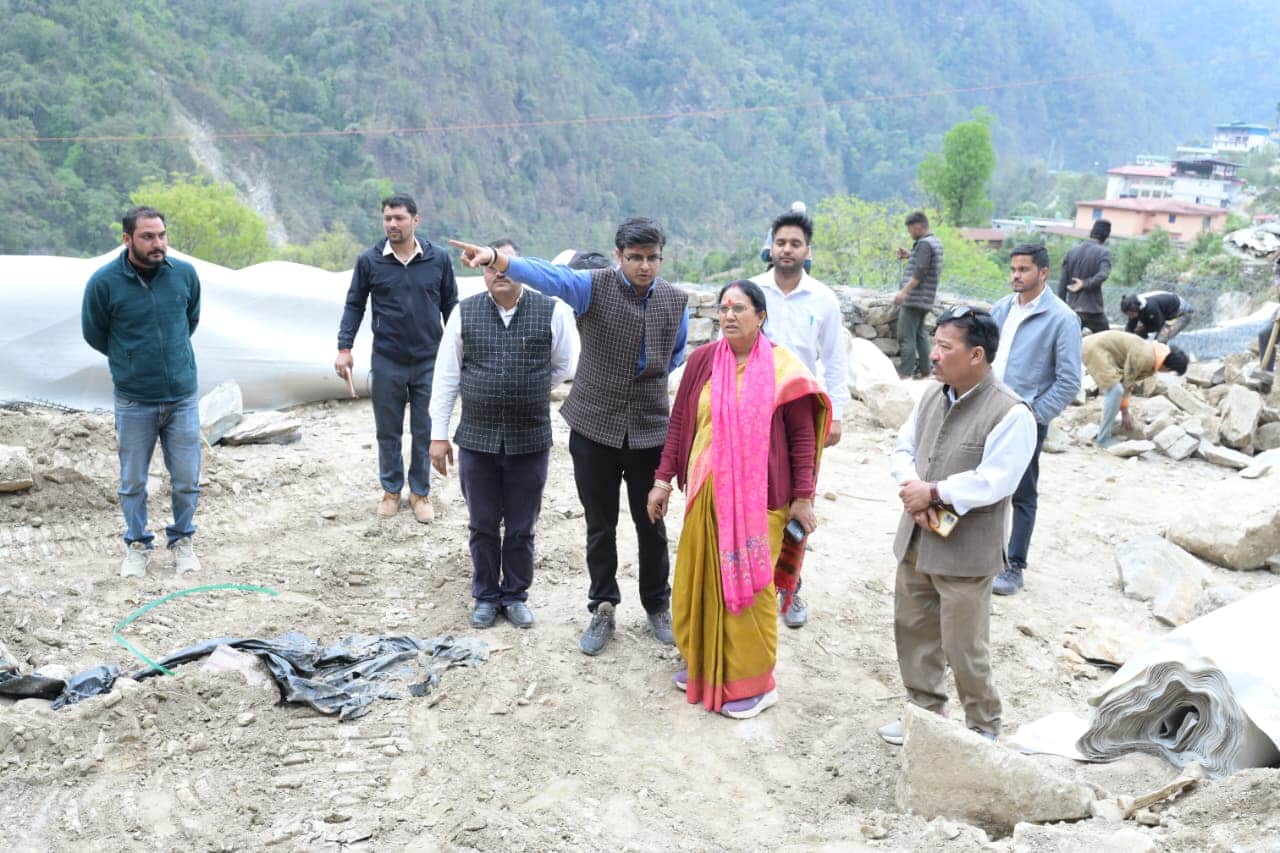 केदारनाथ यात्रा की तैयारियों का स्थलीय निरीक्षण करती विधायक आशा नौटियाल। स्रोत विभाग