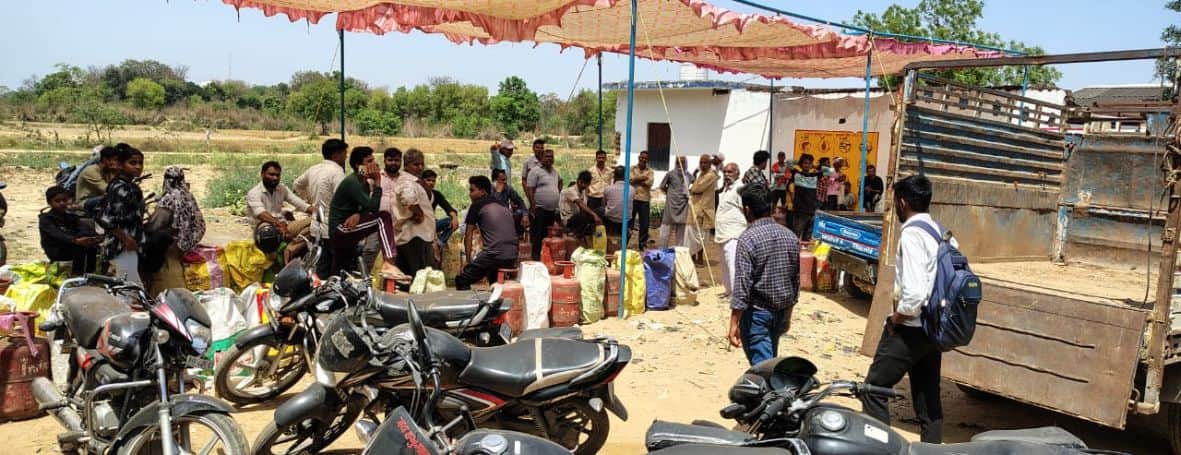 कुड़वार कस्बे के निकट स्थित गैस एजेंसी के गोदाम पर लगी कतार। -संवाद