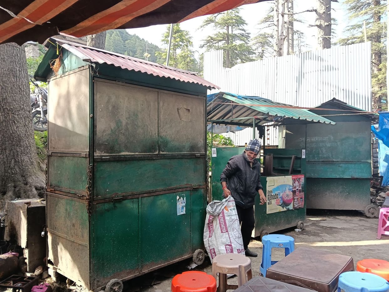 Due to non-availability of cylinders, carts closed down, cooking work reduced at dhabas as well.
