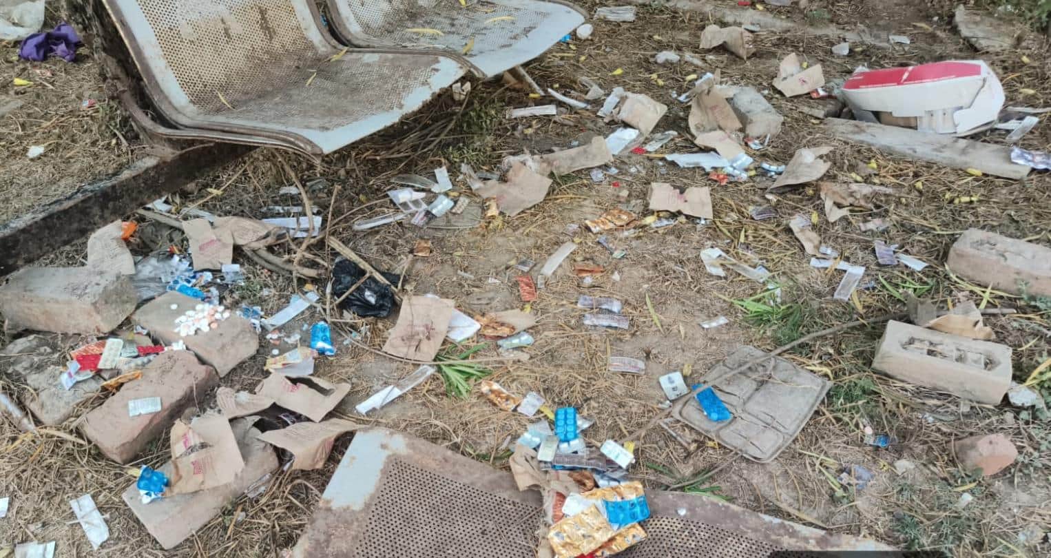 खुले में पड़ी एक्सपायर्ड दवाएं।