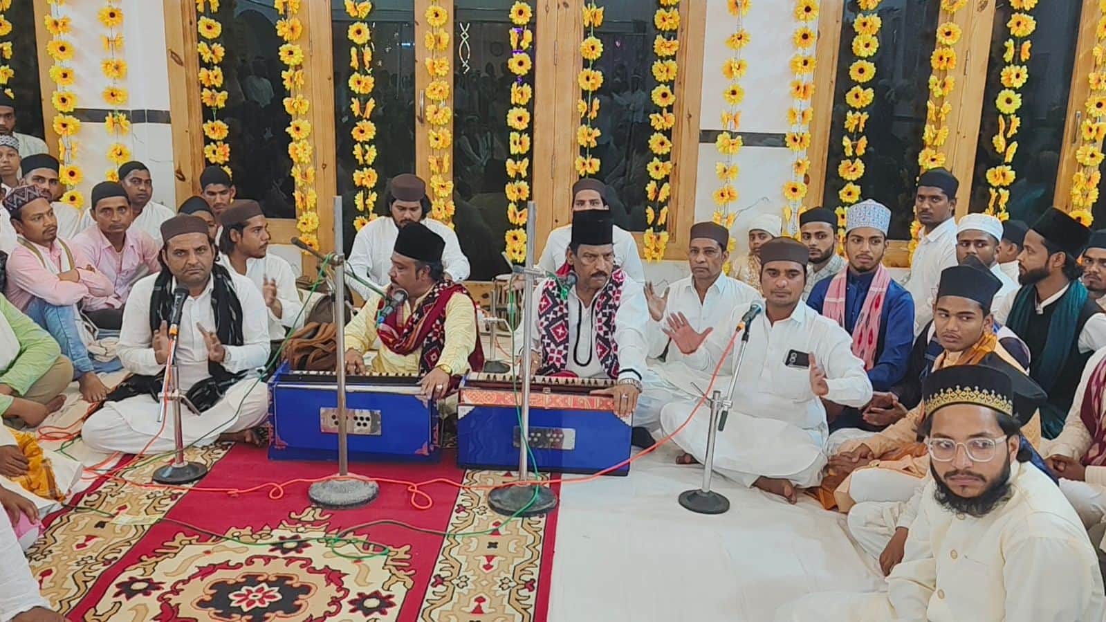 खानकाह-ए-हुसैनिया कलीमिया में उर्स के दौरान कलाम पेश करते कव्वाल। स्रोत: जागरूक पाठक