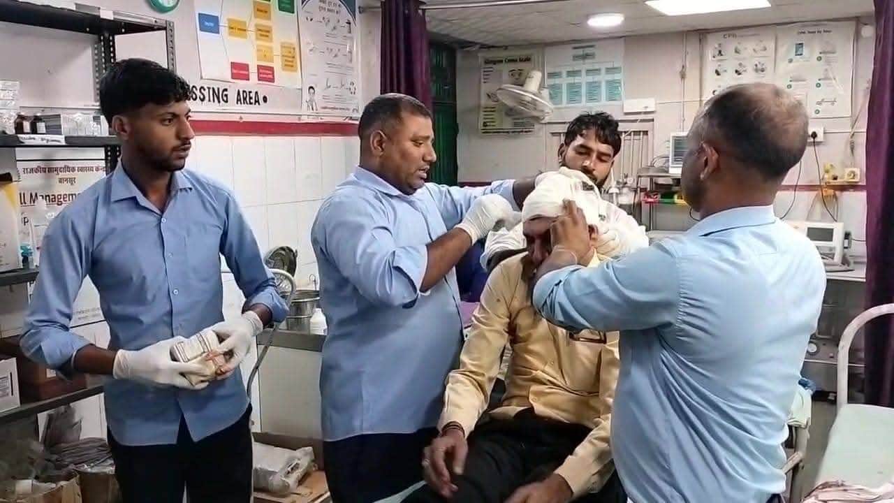 खेत की तारबंदी को लेकर दो पक्ष भिड़े