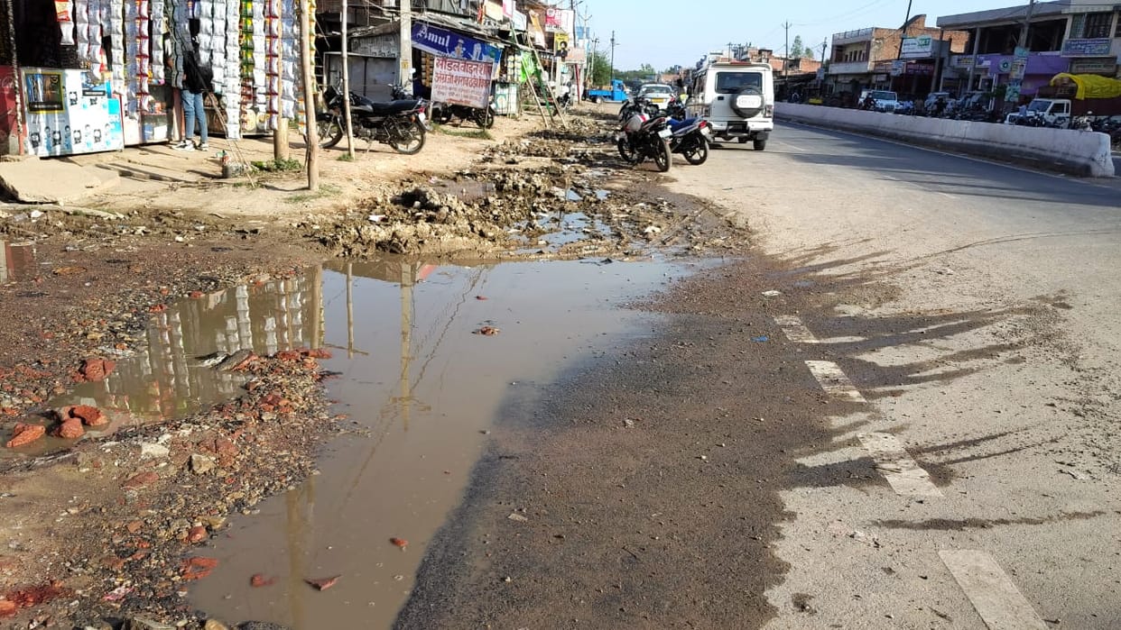 Waterlogging on the road due to damaged pipeline