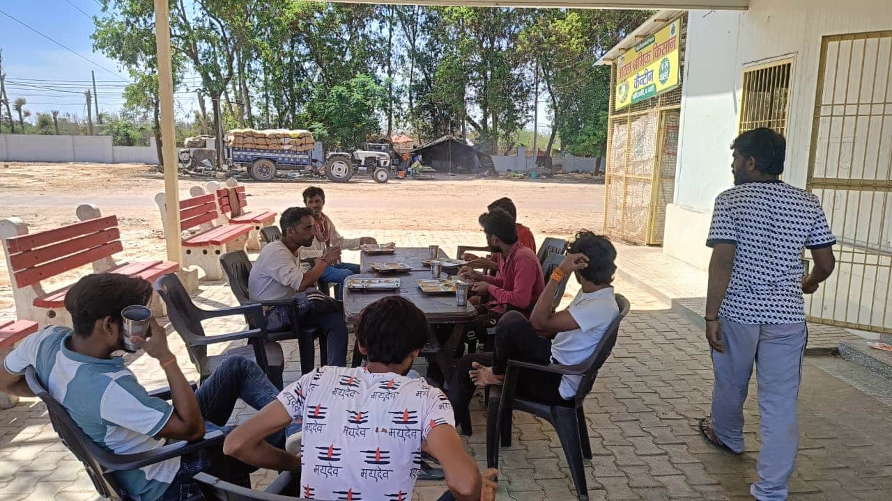 मंडी में अटल कैंटीन में भोजन करते किसान मजदूर। 