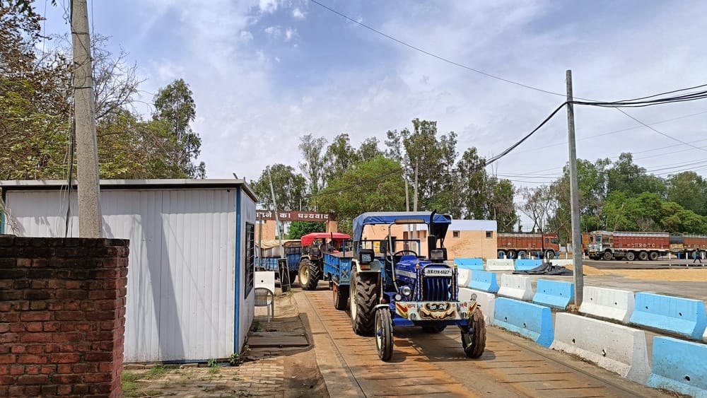 On the first day, the government procured 514 quintals of wheat from only 13 farmers, chaos spread due to a power outage