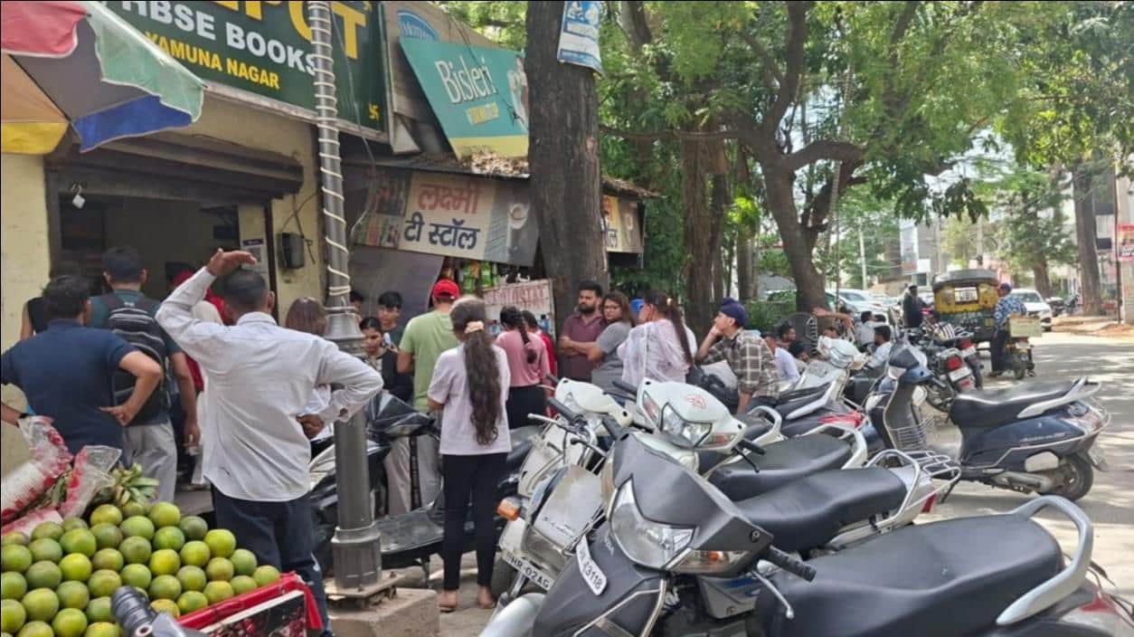 मॉडल टाउन में  दुकान पर किताबें लेने के लिए लगी लोगों की भीड़। संवाद