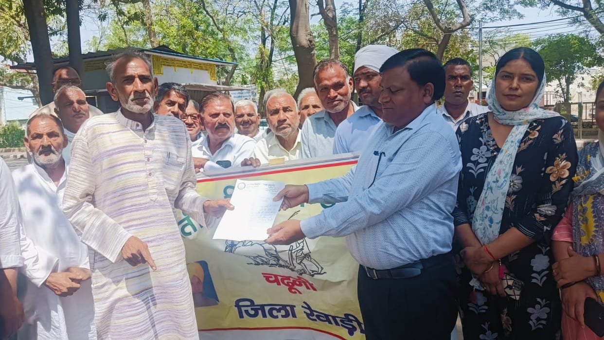 Farmers demanded compensation from the government.