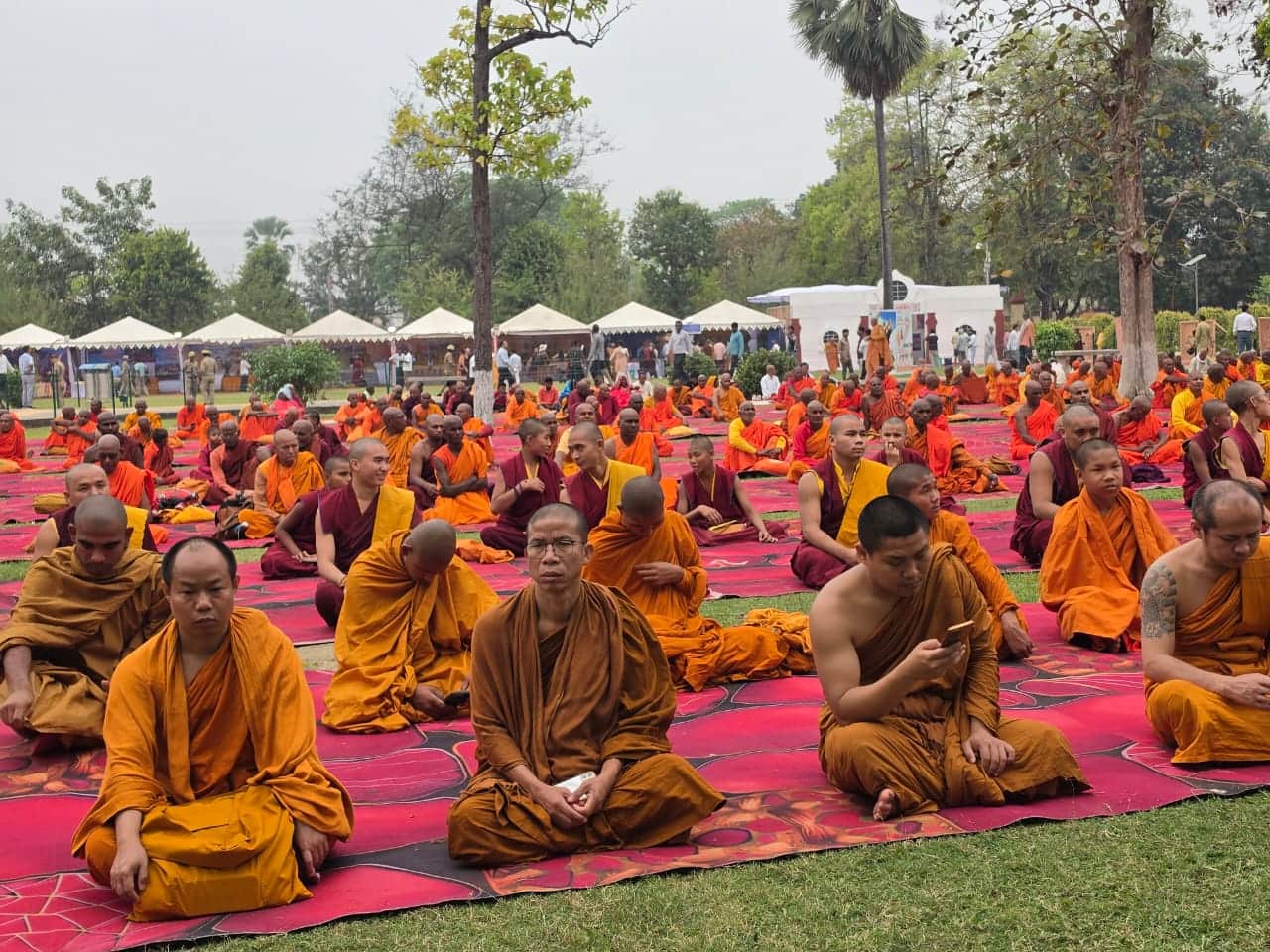 महा परिनिर्वाण मंदिर परिसर में कार्यक्रम के दौरान बुद्ध वंदना करते बौद्ध भिक्षु।स्रोत-सोशल मीडि