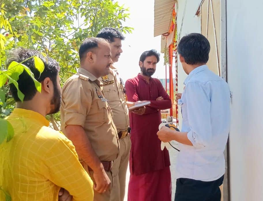 मंजीठा के खाटूश्याम मंदिर में चोरी के बाद जांच करती पुलिस