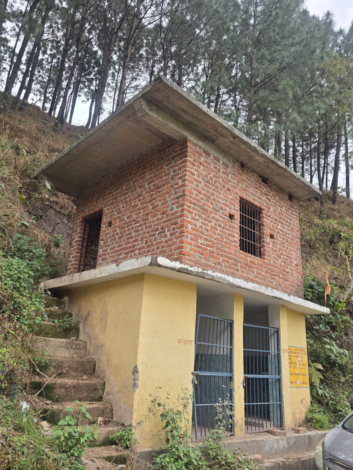 मलोखर थाच चौक पर बंद पड़ा सार्वजनिक शौचालय। संवाद