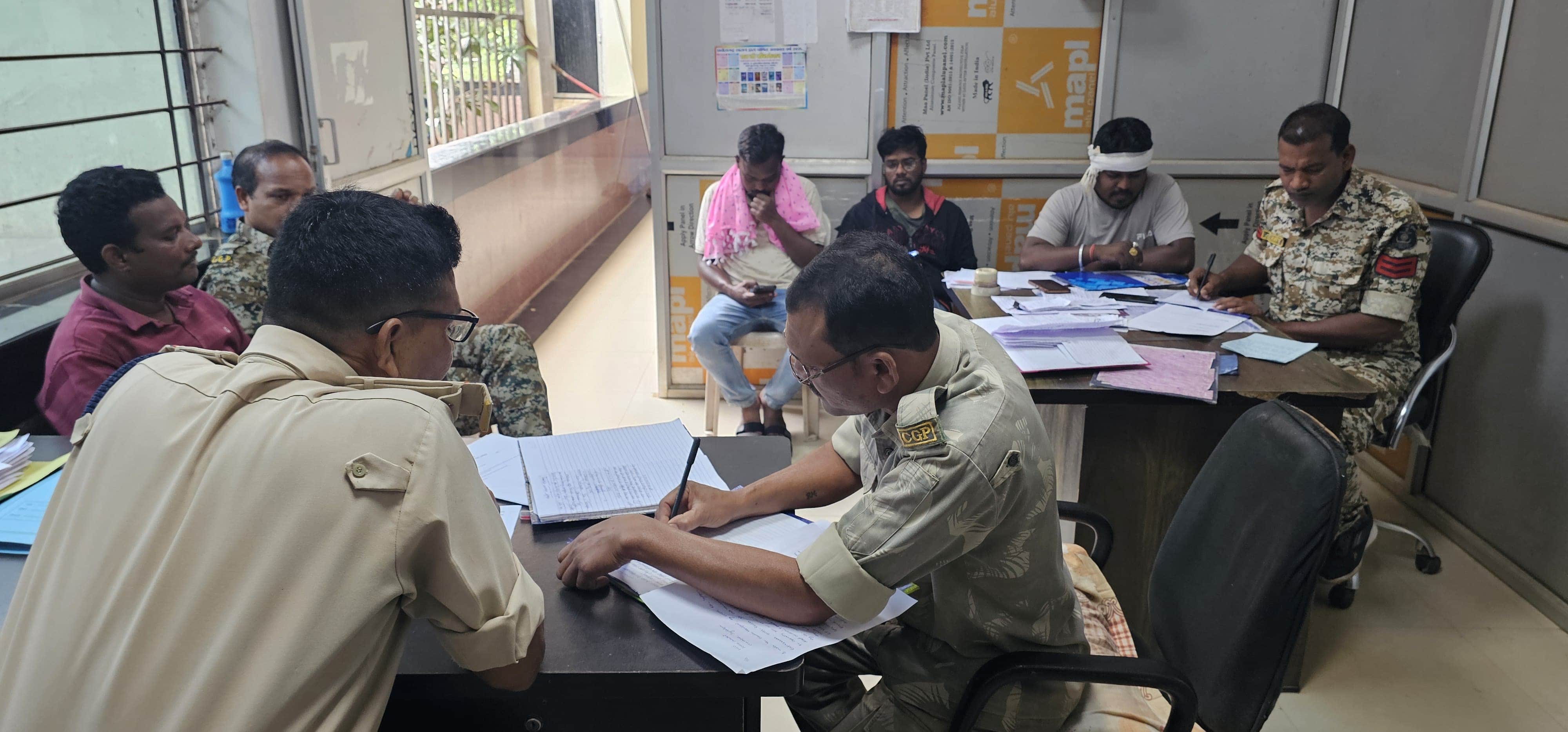 मामले की जांच करते परिजन