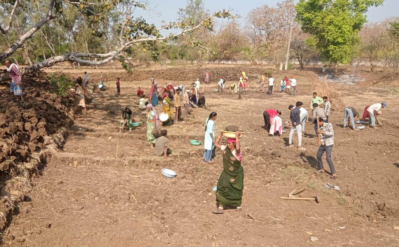 मनरेगा के तहत काम करते ग्रामीण