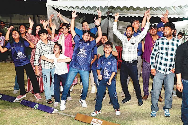 मेरठ लीग के मैच में जीत के बाद जश्न मनाते खिलाड़ी। स्रोत : आयोजक