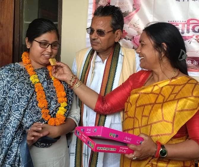 निगोही में इला सिंह को मिठाई खिलातीं विधायक सलोना कुशवाहा। स्रोत: जागरूक पाठक