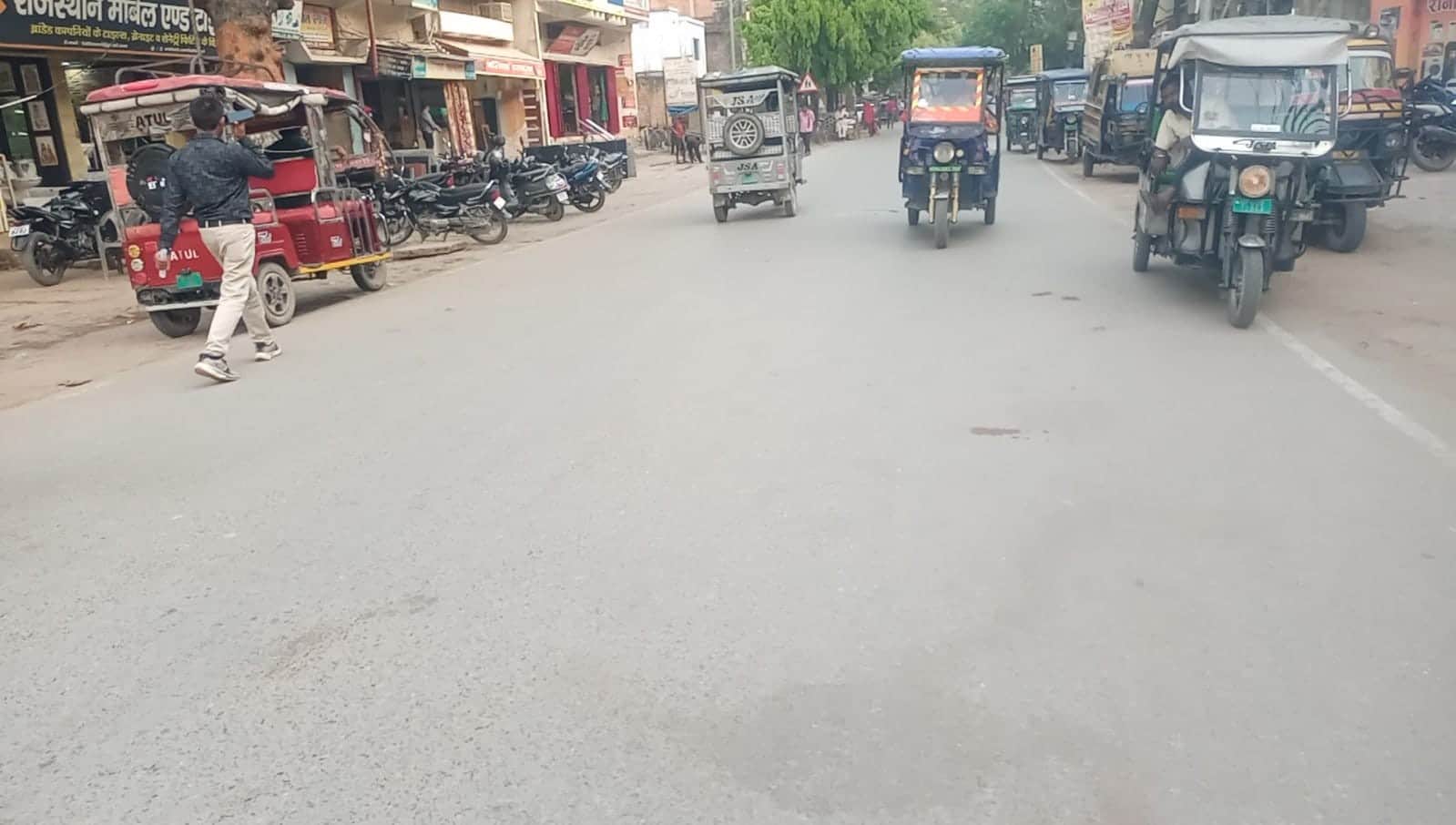 नगर के एनएच-31 से शनिचरी मंदिर तक जाने वाली सड़क।संवाद