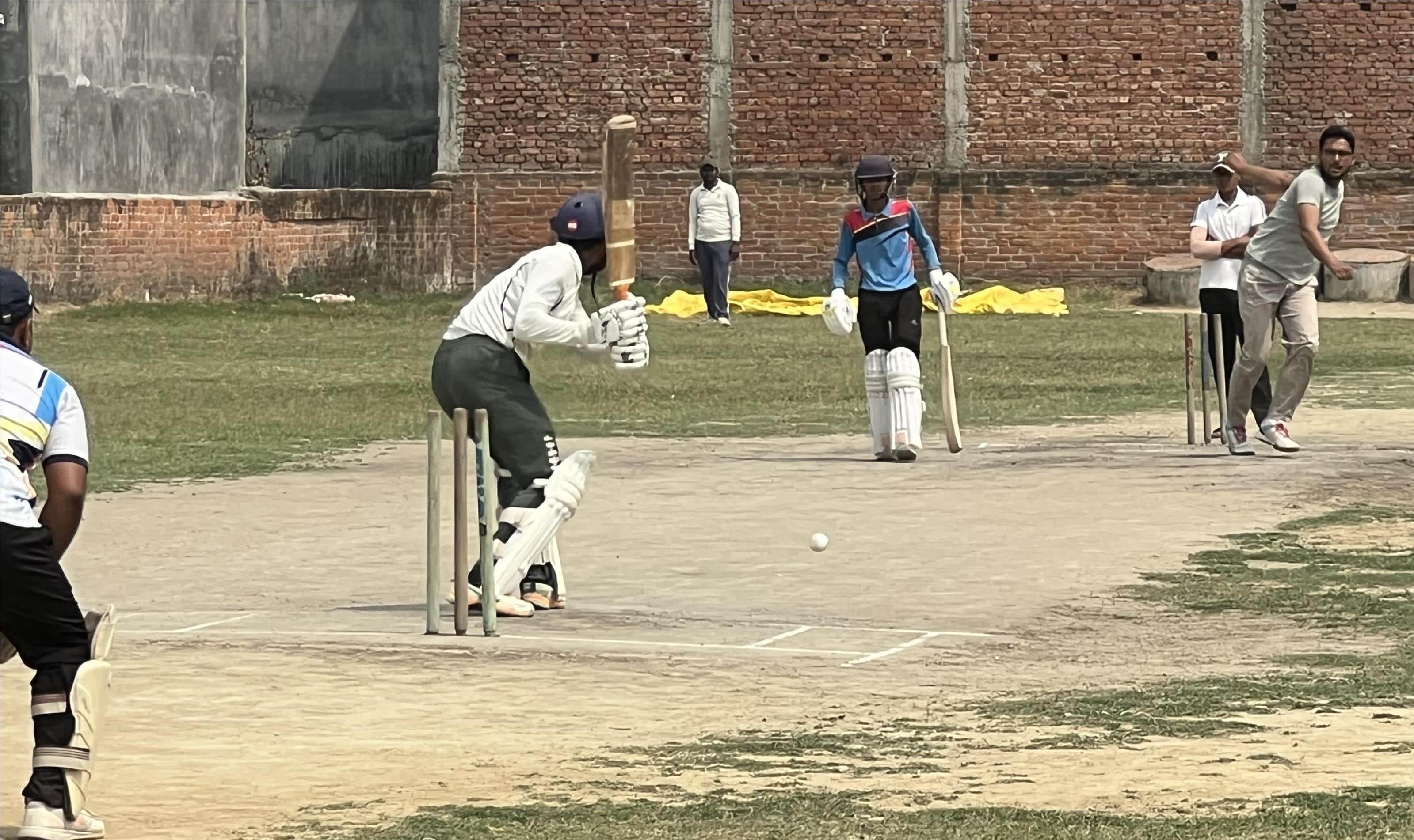 नगर के सहादतपुरा स्थित मैदान पर टी 20 मैच खेलते जलनिगम जेई गाजीपुर और बेसिक शिक्षा विभाग गाजी